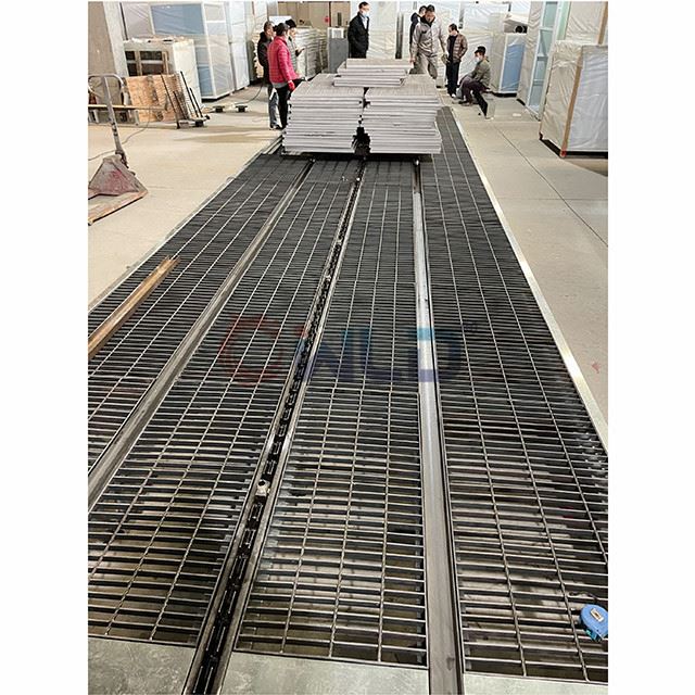 spray booth with moving chains (5)